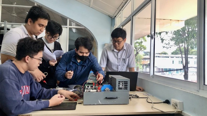 Студенты Политехнического университета – Национального университета Хошимина практикуются в применении высоких технологий/ Фото: ВИА
