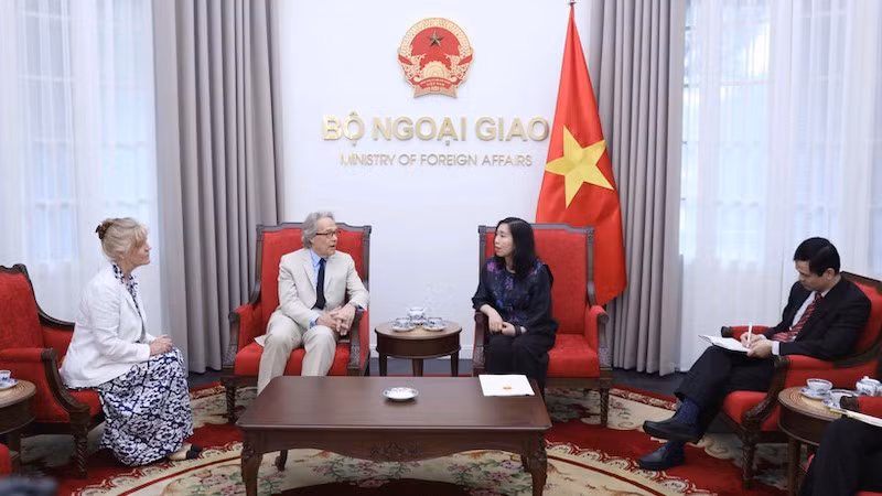 Заместитель министра иностранных дел Ле Тхи Тху Ханг принимает Герцога Ричмондского и его супругу. Фото: ВИА