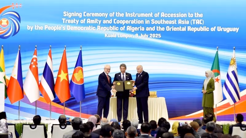 Церемония подписания документов о присоединении Уругвая и Алжира к Договору о дружбе и сотрудничестве в Юго-Восточной Азии. Фото: МИД Вьетнама