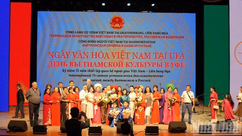 Артисты и участники мероприятия. Фото: Суан Хынг