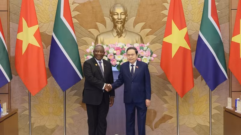 Председатель НС Чан Тхань Ман и Президент ЮАР Матамела Сирил Рамафоса. Фото: Зюи Линь