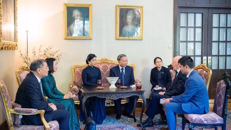 Генеральный секретарь ЦК КПВ То Лам и его супруга встречается с бывшим болгарским царём Симеоном Саксен-Кобург-Готским. Фото: ВИА