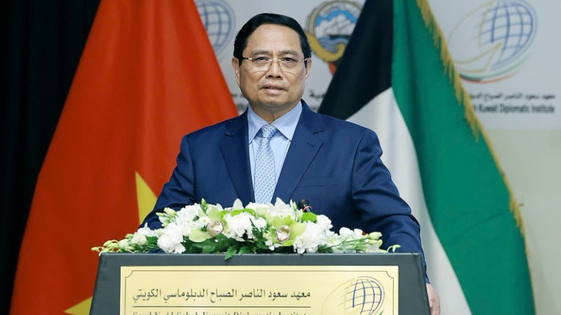 Премьер-министр Фам Минь Тьинь выступает в Дипломатической академии Кувейта. Фото: ВИА