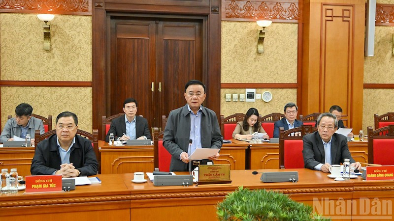 Таварищ Чан Кам Ту выступает на заседании.