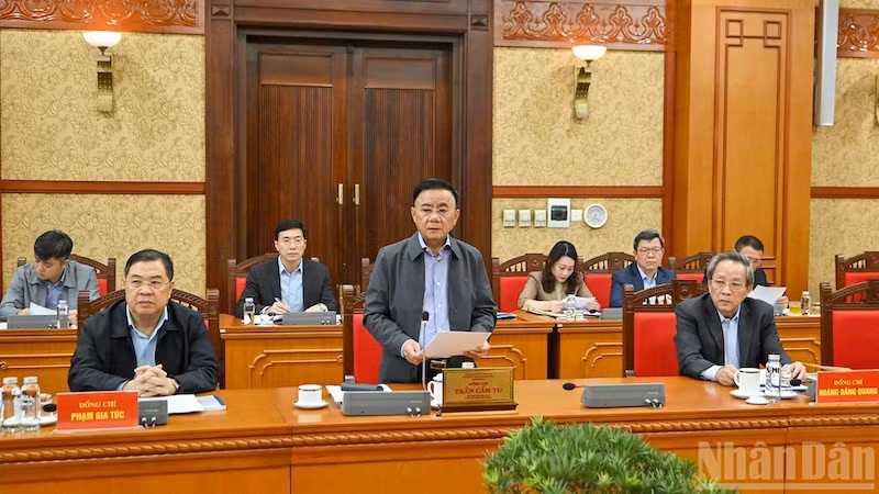 Таварищ Чан Кам Ту выступает на заседании.