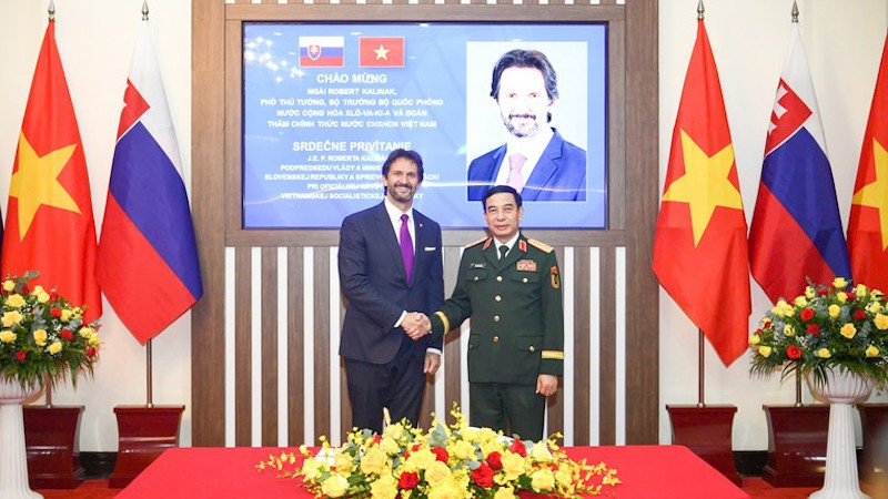 Генерал армии Фан Ван Зянг и Вице-премьер, Министр обороны Словакии Роберт Калинак.