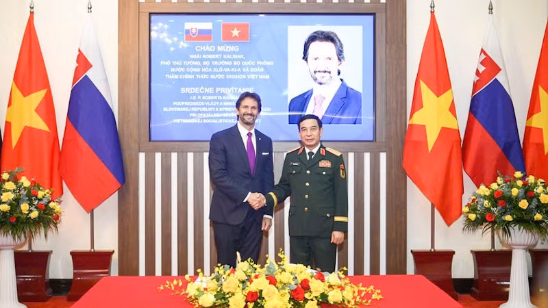 Генерал армии Фан Ван Зянг и Вице-премьер, Министр обороны Словакии Роберт Калинак.