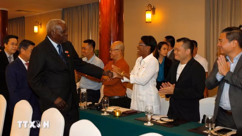 Председатель НАНВ Кубы Эстебан Ласо Эрнандес и представители бизнеса в г. Хошимине. Фото: ВИА