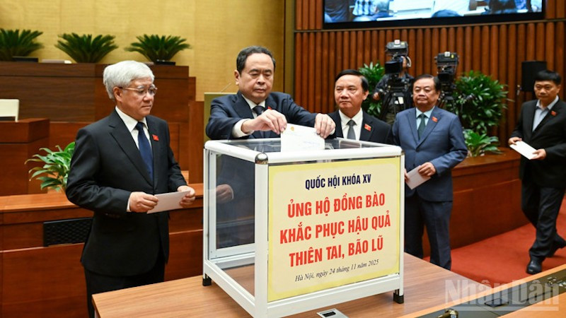 Председатель НС Чан Тхань Ман, руководители НС и депутаты НС делают пожертвования в поддержку людей, пострадавших от стихийных бедствий и наводнений. Фото: Зюи Линь