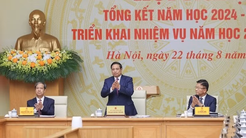 Премьер-министр Фам Минь Тьинь председательствует на заседании. Фото: Чан Хай