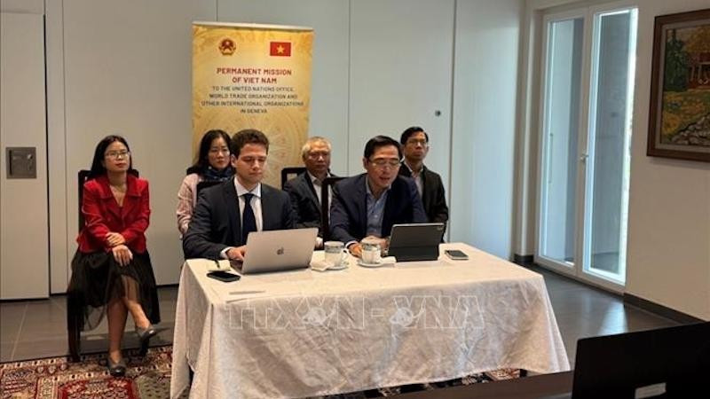 Советник-посланник Фам Куанг Хюи и г-н Андрей Эйдлин.