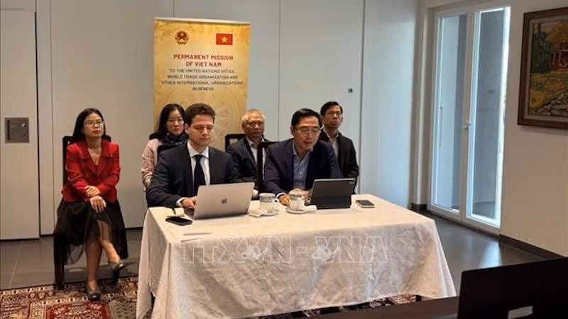 Советник-посланник Фам Куанг Хюи и г-н Андрей Эйдлин.