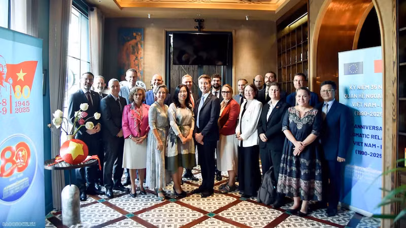 Замминистра иностранных дел Ле Тхи Тху Ханг, послы и поверенные в делах стран-членов ЕС. Фото: baoquocte.vn