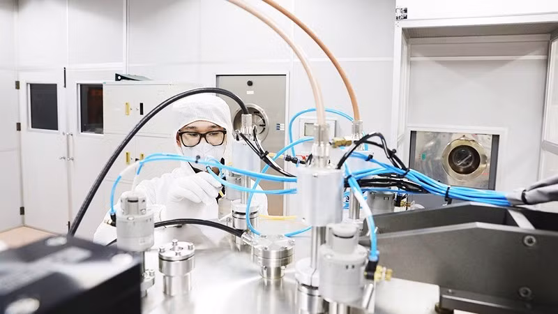 Исследование производства полупроводниковых чипов в Ханойском политехническом университете.