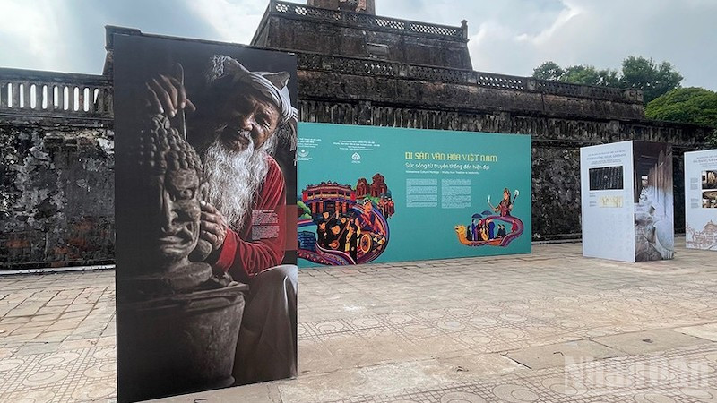 Выставка, посвященная вьетнамскому культурному наследию, в Императорской цитадели Тханглонг.