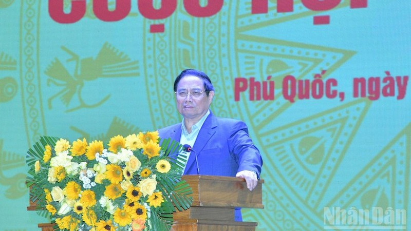 Премьер-министр Фам Минь Тьинь выступает на заседании. Фото: Тхань Жанг