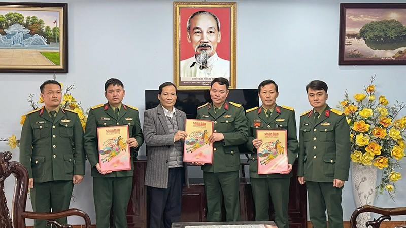 Представитель газеты «Нянзян» передает экземпляры весеннего выпуска газеты «Нянзян» кадровым работникам и военнослужащим 148-го полка.