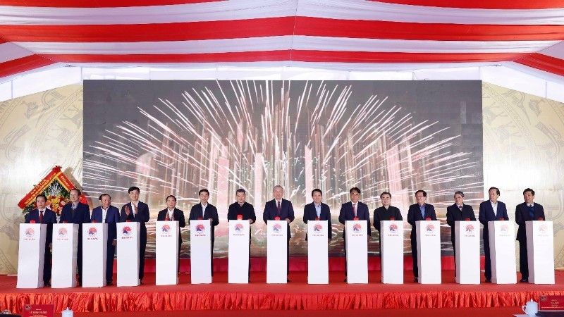 Генеральный секретарь ЦК КПВ То Лам и делегаты проводят церемонию начала строительства начальной-неполной средней школы-интерната Чыонгха. Фото: ВИА