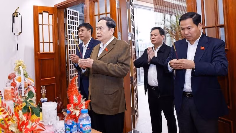 Председатель НС Чан Тхань Ман зажигает благовония в память о покойном Генсекретаре ЦК КПВ, Председателе НС Нгуен Фу Чонге. Фото: ВИА