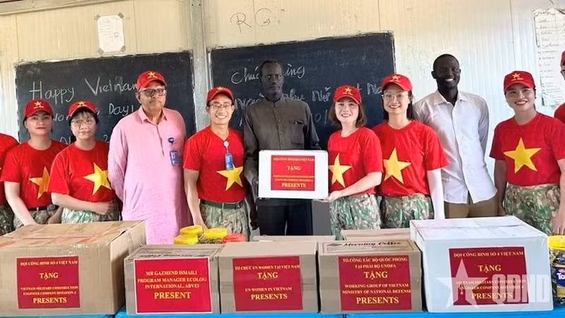 Представитель военно-инженерного подразделения № 4 вручает подарки учащимся средней школы Абьея. Фото: qdnd.vn