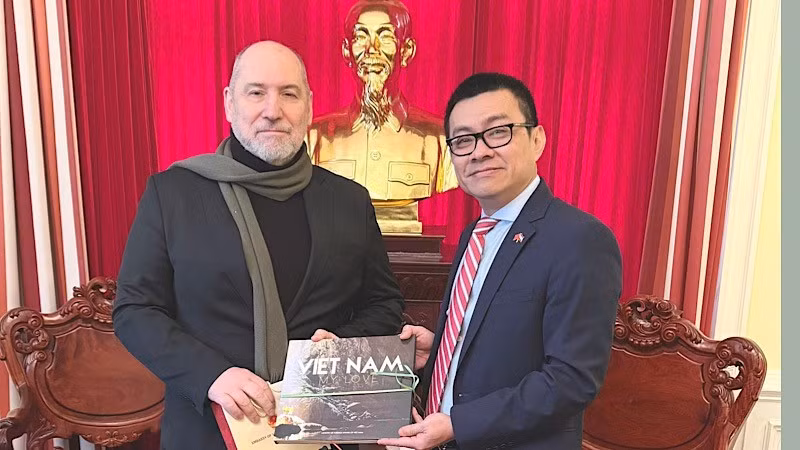 Посол Вьетнама в Австрии Ву Ле Тхай Хоанг и лидер Коммунистической партии Австрии Гюнтер Хопфгартнер.