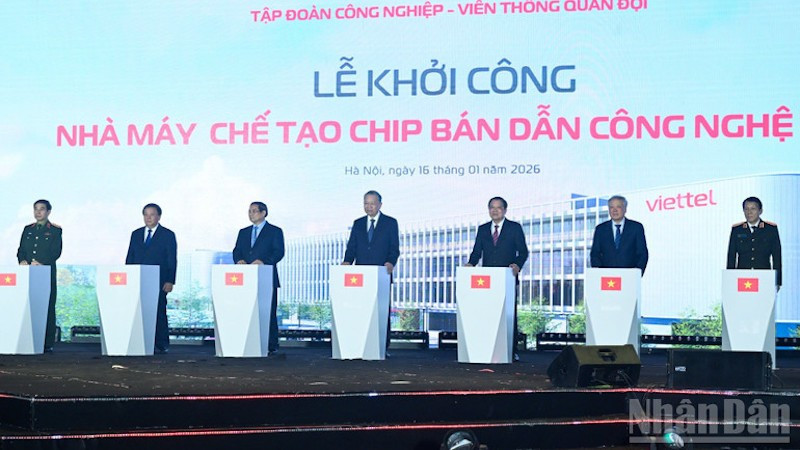 Генеральный секретарь ЦК КПВ То Лам, Премьер-министр Фам Минь Тьинь, руководители Партии и Государства проводят церемонию закладки первого камня высокотехнологичного завода. Фото: Чан Хай