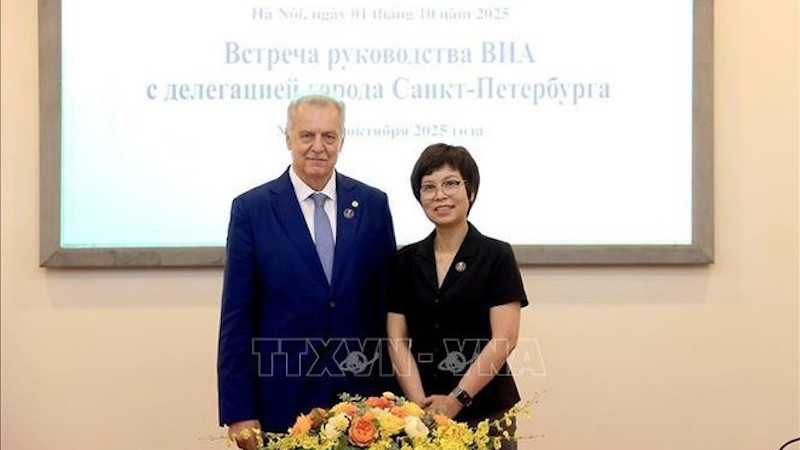 Генеральный директор ВИА Ву Вьет Чанг и Председатель Комитета по внешним связям Санкт-Петербурга Евгений Дмитриевич Григорьев. Фото: ВИА