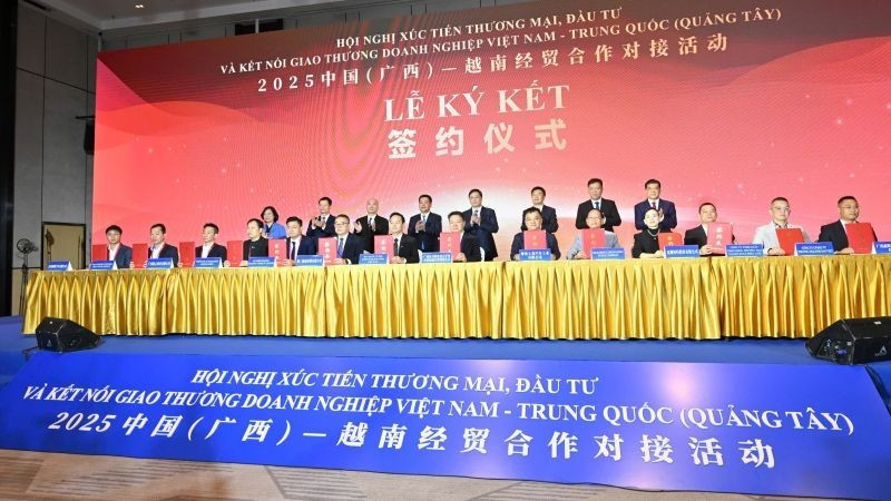 Церемония подписания меморандумов о взаимопонимании между двумя сторонами.