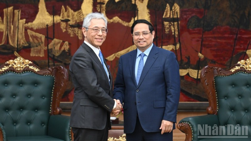 Премьер-министр Фам Минь Тьинь и генеральный директор японской корпорации Mitsui Хори Кеничи. Фото: Чан Хай