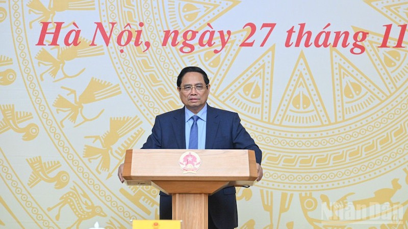 Премьер-министр Фам Минь Тьинь выступает на заседании. Фото: Чан Хай