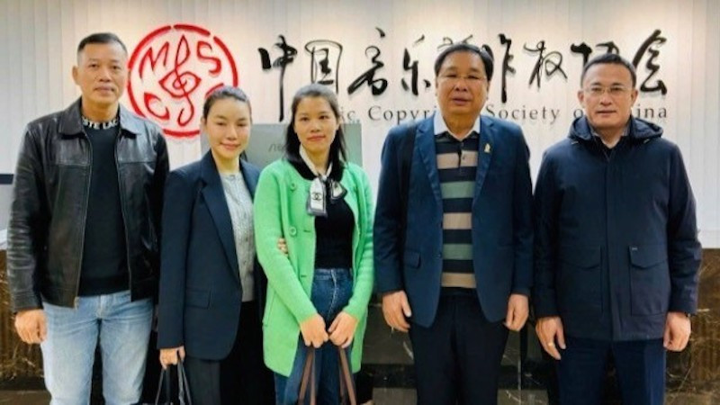 Директор Вьетнамского центра по защите авторских прав на музыкальные произведения Динь Чунг Кан (второй справа) на заседании Международной конфедерации обществ авторов и композиторов в Пекине (Китай) в октябре 2025 года.