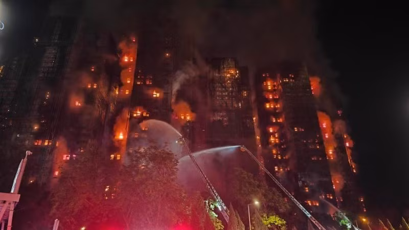 Пожар в Гонконге. Фото: Синьхуа