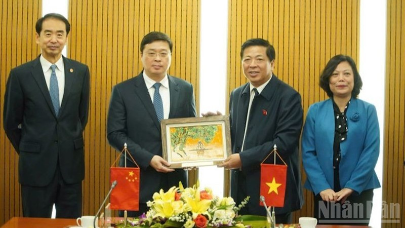 Министр строительства Чан Хонг Минь и Председатель Гуанси-Чжуанского автономного района Китая Вэй Тао.