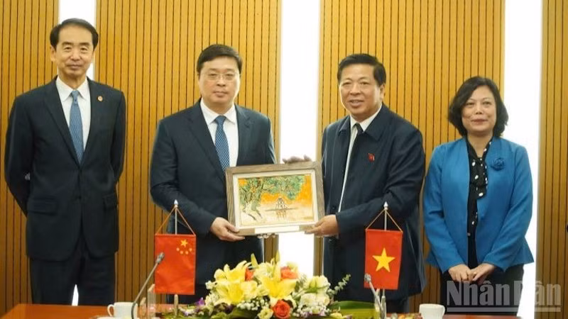 Министр строительства Чан Хонг Минь и Председатель Гуанси-Чжуанского автономного района Китая Вэй Тао.