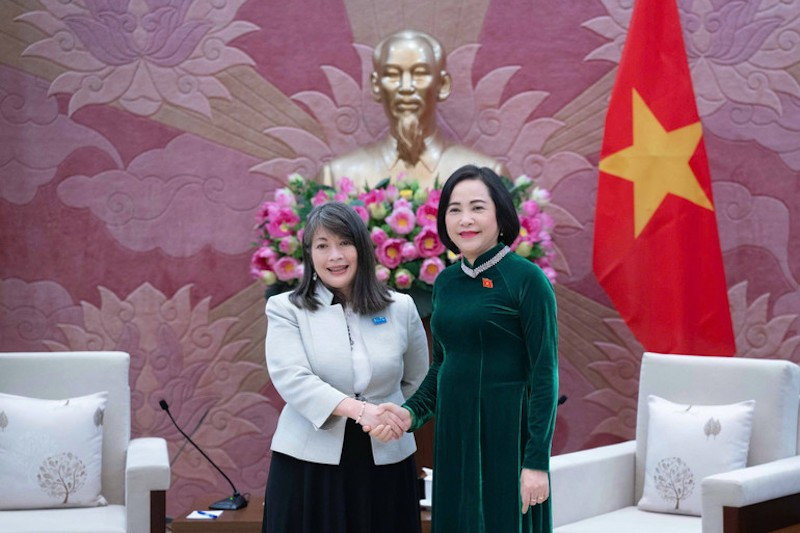 Зампредседателя НС Нгуен Тхи Тхань и региональный директор ЮНИСЕФ в Восточной Азии и Тихоокеанском регионе Джун Кунуги.