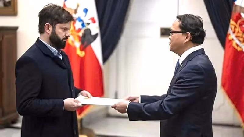 Посол Вьетнама в Чили Нгуен Вьет Кыонг вручает верительные грамоты Президенту Чили Габриэлю Боричу Фонту. Фото: Посольство Вьетнама в Чили