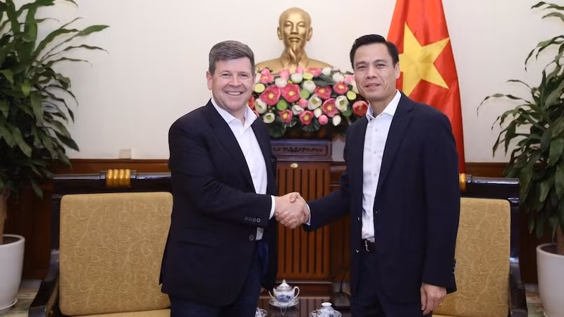 Замминистра иностранных дел Данг Хоанг Зянг и зампредседателя, глава подразделения по международным листингам компании Nasdaq Боб МакКуи. Фото: baoquocte.vn