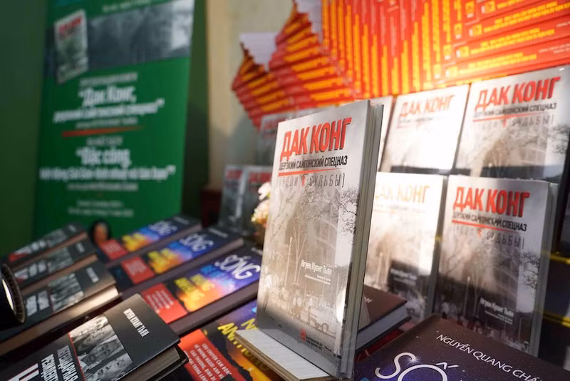 Книга переведена с оригинала на вьетнамском языке на русский переводчиком Владимиром Сербиным, вьетнамоведом Светланой Глазуновой и пожилым редактором Идой Андреевой. Фото: ВИА