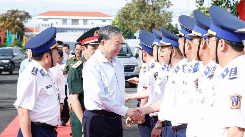 Генеральный секретарь То Лам с представители Командования 4-го района Береговой охраны. Фото: ВИА
