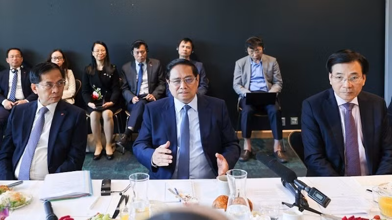 Премьер-министр Фам Минь Тьинь выступает на мероприятии. Фото: VGP