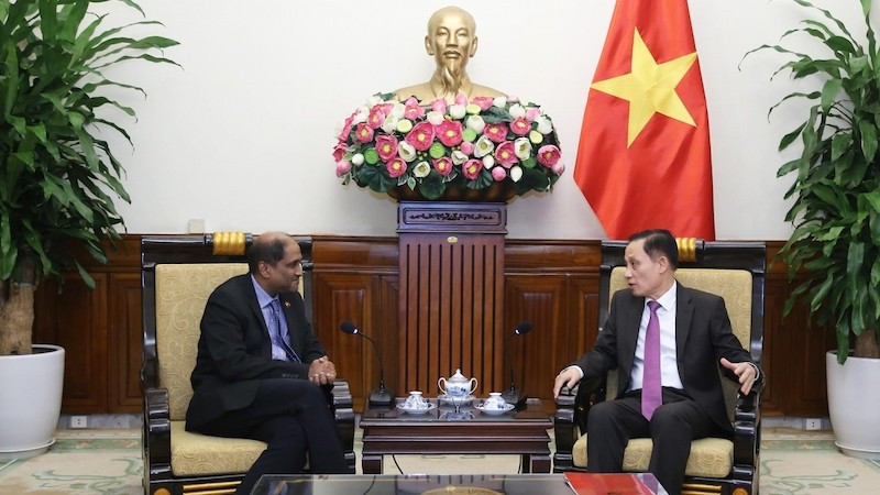 Министр иностранных дел Ле Хоай Чунг и Посол Сингапура во Вьетнаме Джай Ратнам. Фото: baoquocte.vn