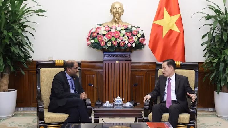 Министр иностранных дел Ле Хоай Чунг и Посол Сингапура во Вьетнаме Джай Ратнам. Фото: baoquocte.vn