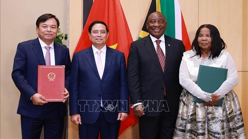 Премьер-министр Фам Минь Тьинь и Президент ЮАР Матамела Сирил Рамафоса на церемонии подписания Меморандума о взаимопонимании по сельскохозяйственному сотрудничеству. Фото: ВИА