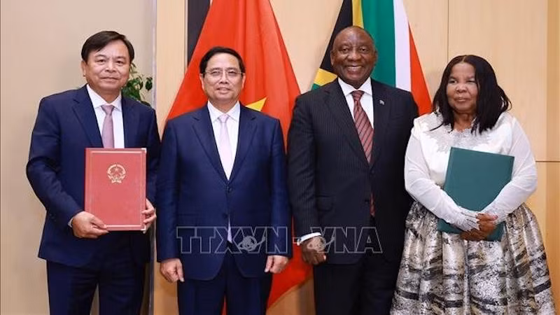 Премьер-министр Фам Минь Тьинь и Президент ЮАР Матамела Сирил Рамафоса на церемонии подписания Меморандума о взаимопонимании по сельскохозяйственному сотрудничеству. Фото: ВИА