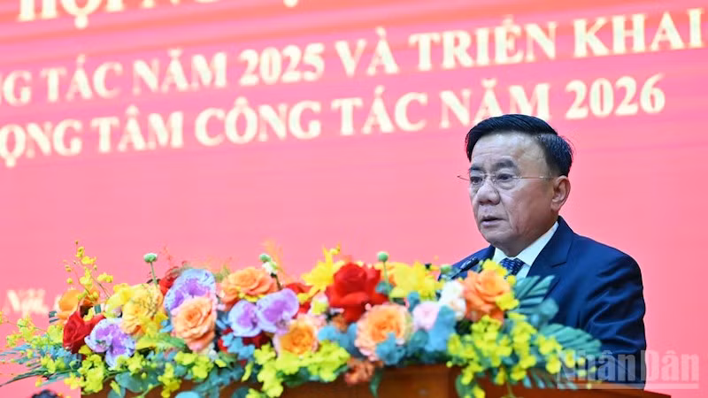 Постоянный член Секретариата Чан Кам Ту выступает на конференции. 