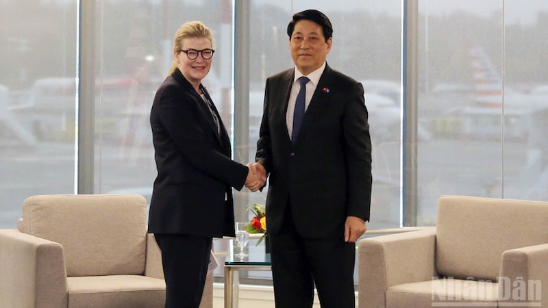 Президент Лыонг Кыонг и Стефани Поп, президент, генеральный директор подразделения Boeing Commercial Airplanes (BCA).