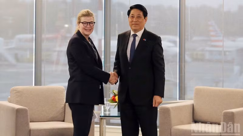 Президент Лыонг Кыонг и Стефани Поп, президент, генеральный директор подразделения Boeing Commercial Airplanes (BCA).