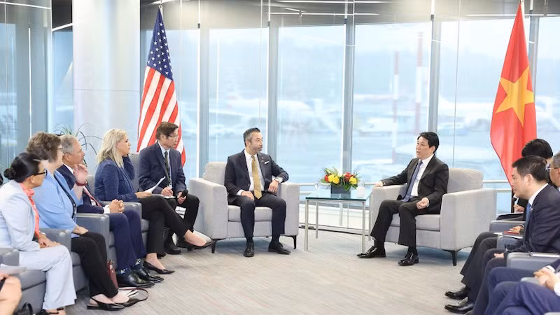 Президент Лыонг Кыонг принимает делегацию Законодательного собрания штата Орегон во главе с членом Палаты представителей Даниэлем Локом Нгуен. Фото: ВИА