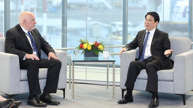 Президент Лыонг Кыонг и Рон Вакрис, президент, генеральный директор корпорации Costco. Фото: ВИА 