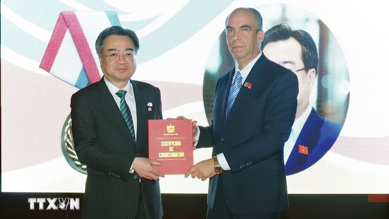 Посол Кубы во Вьетнаме Рохелио Поланко Фуэнтес вручает Орден дружбы товарищу Нгуен Тхань Нги. Фото: ВИА